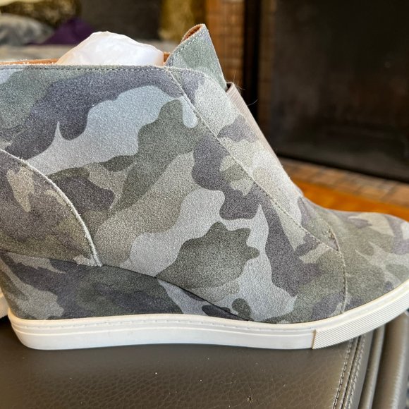 Linea Paolo Camo Wedge Booties, Size 9 - Picture 3 of 9